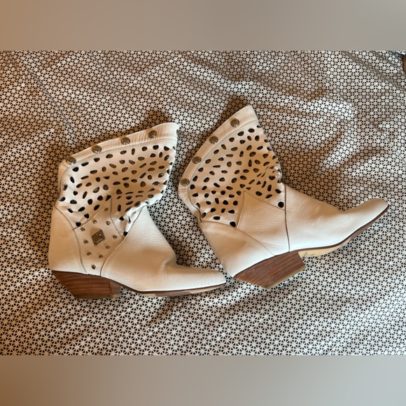 Vintage The Wild Pair leather booties! Size 5.5 - Picture 2 of 15